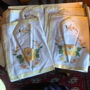 Vintage 1950’s fine Appliqué and Embroidery cotton 4 placemats and napkins- new